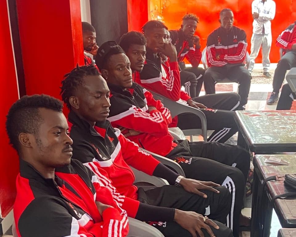 Joueurs dans les nouveaux survêtements